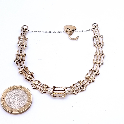 749 - A pretty 9ct Gold gate bracelet with padlock clasp. 3.3 grams.