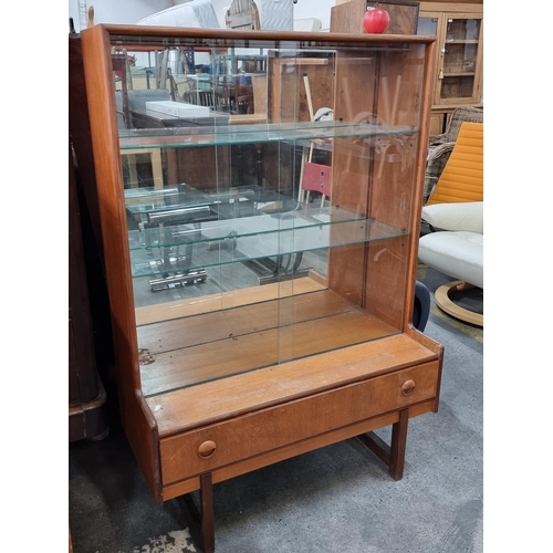 765 - A very nice mid-century British made mid century teak display cabinet with two glass shelves and sin... 