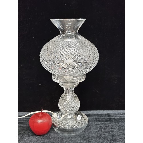 100 - A beautiful ''Inishmaan'' Waterford Crystal table lamp. With diamond quilt cut bowl and a base featu... 