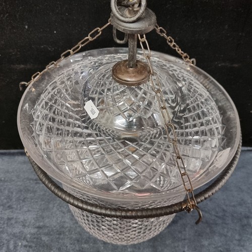 215 - A stunning pendent crystal chandelier with intricate cross hatched cuts.
H40cm x W28cm