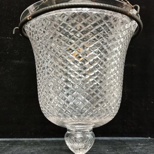 215 - A stunning pendent crystal chandelier with intricate cross hatched cuts.
H40cm x W28cm