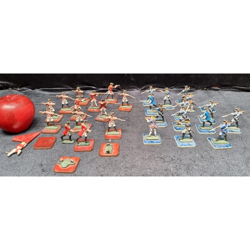 308 - Twenty seven lead soldier figurines in red and blue, ready to fight in the American revolution. Moun... 