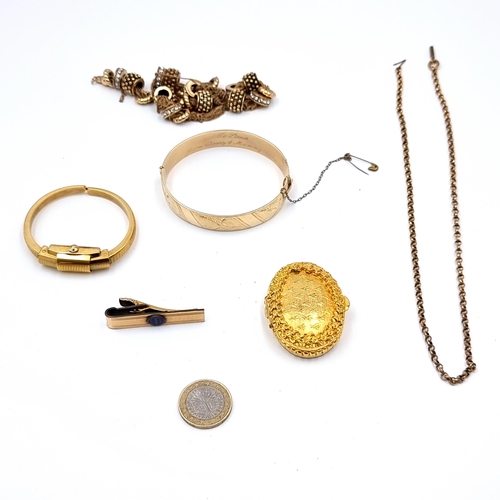 41 - A nice collection of jewellery items, consisting of a 9ct Gold core bracelet featuring an attractive... 
