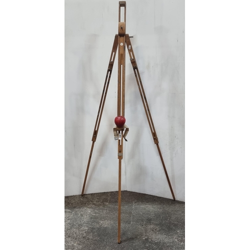 491 - A wonderful example of a vintage Windsor & Newton foldaway easel.