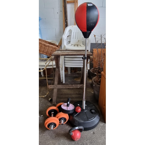 624 - Five gym related items, including a weighted punch bag, two bar bells, a kettle bell and ab roller.