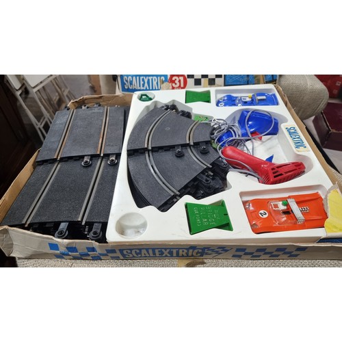 492 - A great example of a complete 1970's Sports 31 Scalextric set. In original box. Complete with cars, ... 