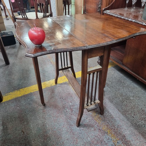 409 - An antique, neatly proportioned gate leg, drop leaf table. Really nice example , From a very fine ho... 