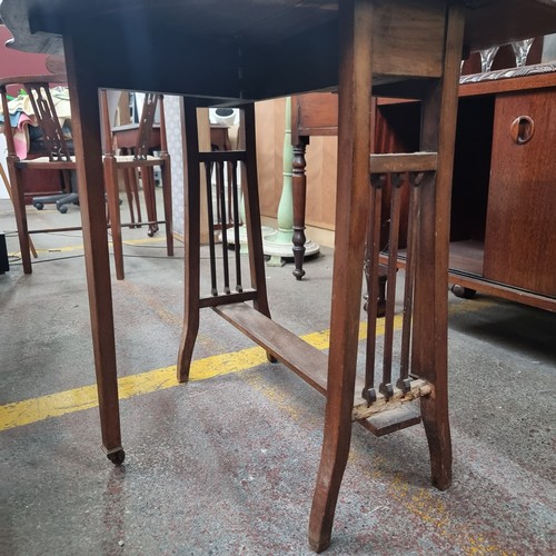 409 - An antique, neatly proportioned gate leg, drop leaf table. Really nice example , From a very fine ho... 