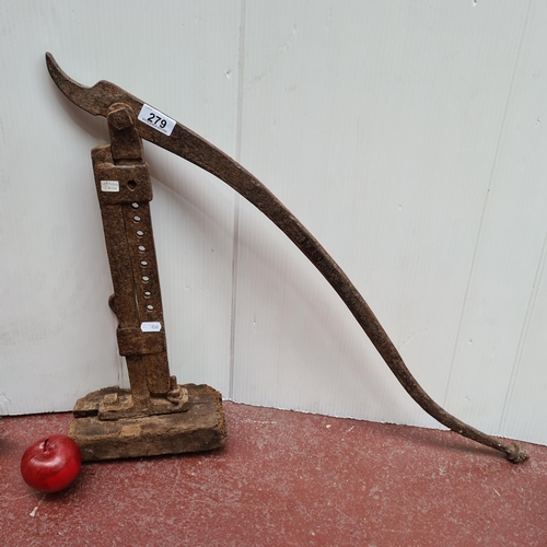 279 - A very cool antique, cast iron carriage wheel jack. A great piece of automobilia for any tool collec... 