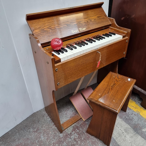 359 - A vintage Pearl River miniature piano organ / harmonium in an oak case with matching folding piano s... 