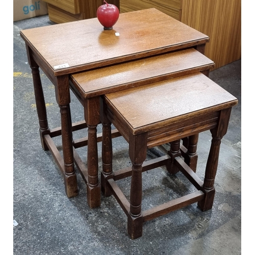 423 - A top quality early twentieth century, oak nesting table set, with turned legs. A solid piece of fur... 