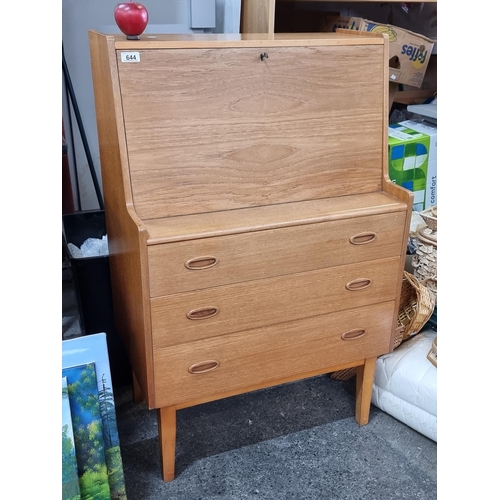 644 - A wonderful mid-century modern blonde teak writing bureau. The drop down slope opens to reveal a myr... 