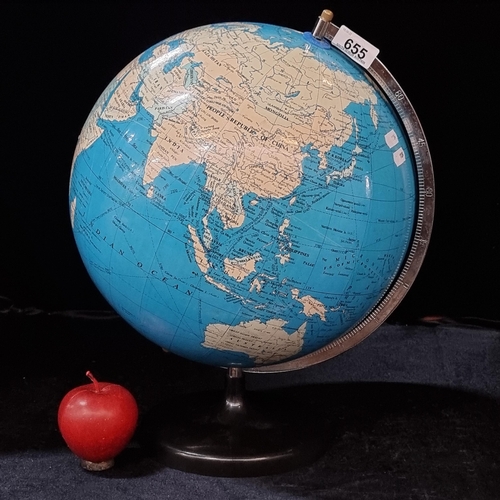 655 - A nice vintage example of a desk globe, in good condition.