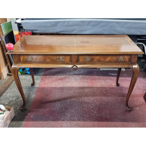 661 - A fantastic quality American Drexel golden oak console table with two pull-out drawers to the front,... 