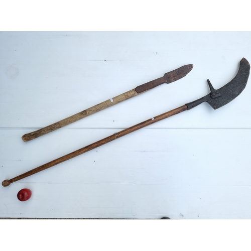 675 - A pair of antique farming items, including a billhook. Lovely age to them.