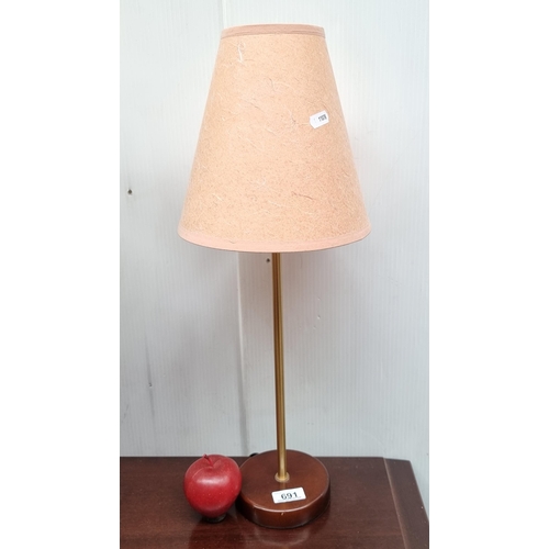 691 - A mid century charming bedside table lamp with a light orange shade, brass toned stem and brown base... 