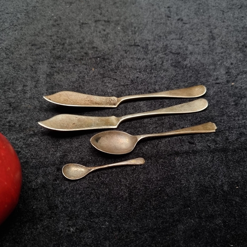 741 - A selection of antique Sterlon silver items, including two fish knives, a teaspoon and a little salt... 