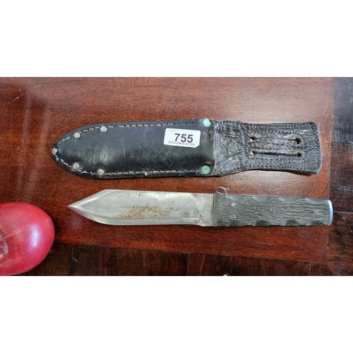 755 - A very well constructed, vintage hunting knife with a stainless steel blade and heavy handle. Comple... 