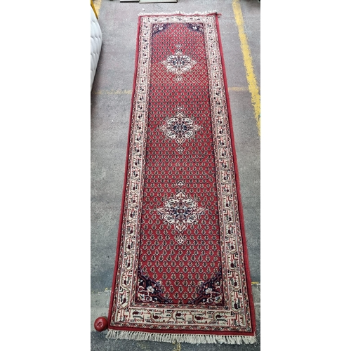 766 - A beautiful 100% wool hall runner in a red and cream design. Mm: 86 x 299 cm.