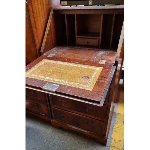 346 - A beautiful mid century writing desk, with four pull-out drawers, five pigeon holes, and golden leat... 