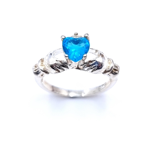 44 - A sterling silver Heart and blue topaz ring. Size: L. Weight: 2.3 grams.