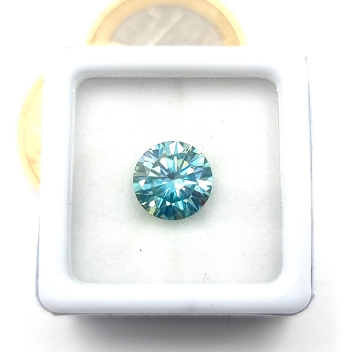 54 - A Blue Moissanite stone of round brilliant cut. With 2.67 carats. Comes with GLI certificate. fabulo... 