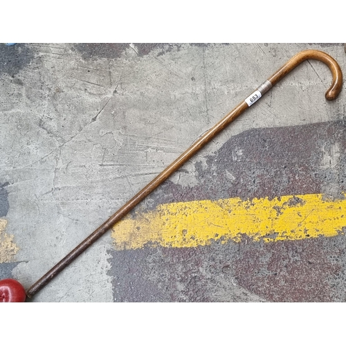 653 - A lovely antique wooden walking stick with silver collar with hallmarks.