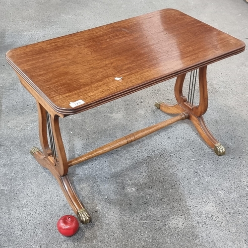 723 - A beautiful vintage wooden side/coffee table with unusual carved lyre supports on brass casters. Mm:... 