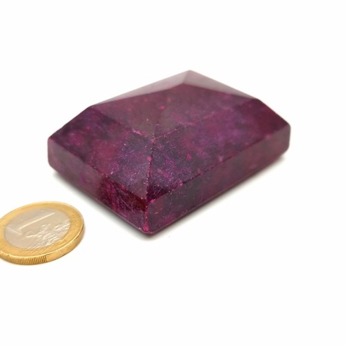 759 - An extremely large natural ruby of 829.65 carats. A very fine stone, with GLI certificate. Fabulous ... 
