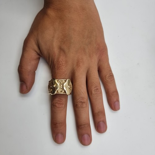 504 - Star Lot: An impressive gents  18k gold Buckle and Belt ring. Ring size: Y.5. Weight: 30.3 grams. A ... 