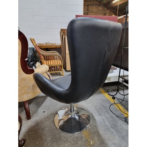 471 - A high quality swivel Egg chair after Arne Jacobsen's Egg Chair. With a dramatic black leather high ... 