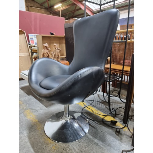 471 - A high quality swivel Egg chair after Arne Jacobsen's Egg Chair. With a dramatic black leather high ... 