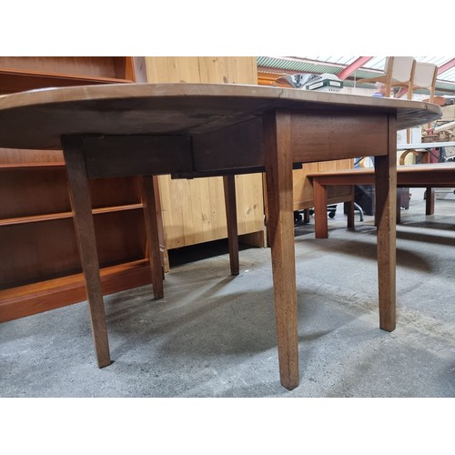 462 - A vintage drop leaf, gate-leg table. H74cm x W105cm x L64cm (L176cm - 
fully extended) In very nice ... 