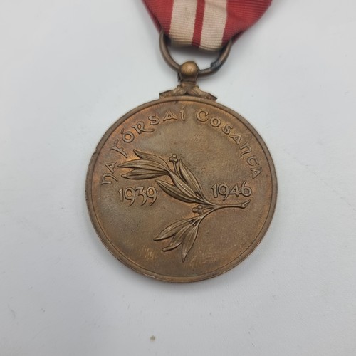 553 - A Irish Emergency Service Medal of 1939, during the height of WWII. With two bars and its original r... 