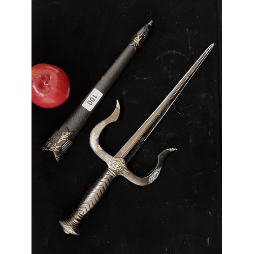 100 - A Japanese Kodudo Sai dagger with curved guard and textured hilt and pommel. With a matching scabbar... 