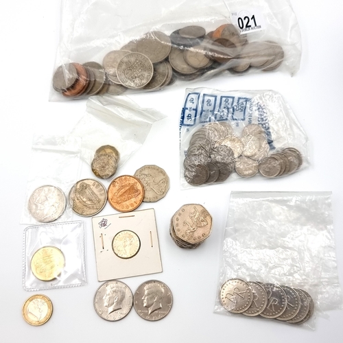 21 - A super, large collection of assorted United Kingdom and Irish coinage
. Total Weight: 894 grams.