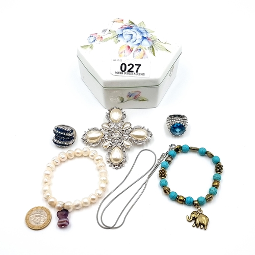 27 - A great collection of jewellery items, consisting of two gemstone rings (sizes: M and Q), a Turquois... 