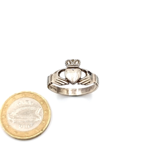 30 - A large gents sterling silver Claddagh ring, hallmarked Sheffield. Size : V. Weight: 3.7 grams.