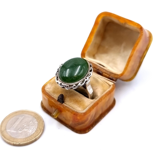37 - A vintage sterling silver Cabochon malachite set ring, with a beautiful detailed mount. Size: O. Wei... 