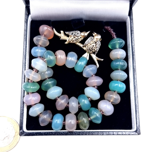 542 - A vintage Feldspar stone necklace, featuring beautiful multi coloured stones, attractive bead string... 