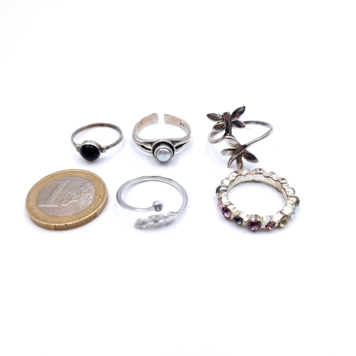 551 - An excellent collection of fiver sterling silver rings, four of which have gem stone settings. Sizes... 