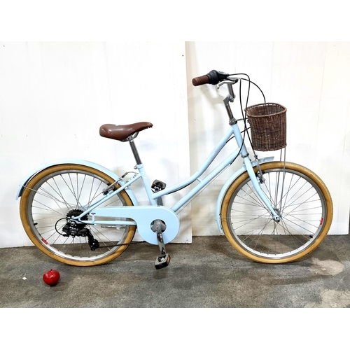 675 - A Martello Button girl's bicycle with wicker basket to front, Shimano gears and finished in a baby b... 