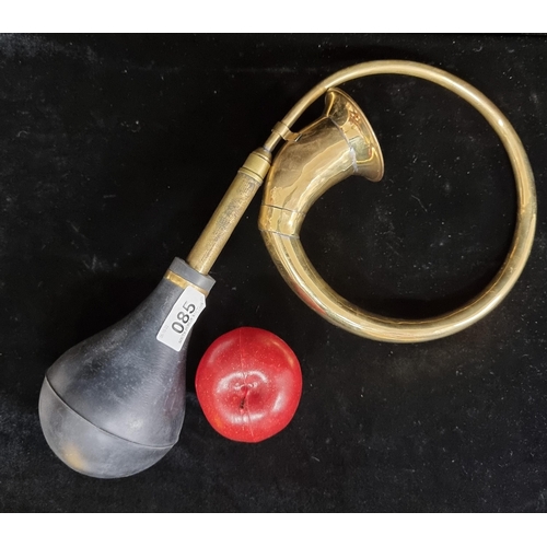 85 - A lovely antique circular brass car horn with rubber bulb. In working condition!
