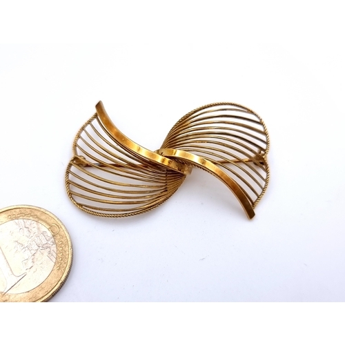 833 - A lovely vintage 14k yellow gold brooch with a twisted bow design. Nice large heavy piece. 6.85g