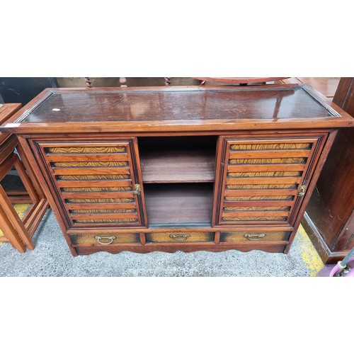 495 - Star Lot : A nice example of a Japanese  sideboard, with latted sliding doors, revealing two shelves... 