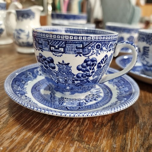 607 - Twenty-two pieces of tea service china, including example in the Old Willow and Churchill patterns. ... 