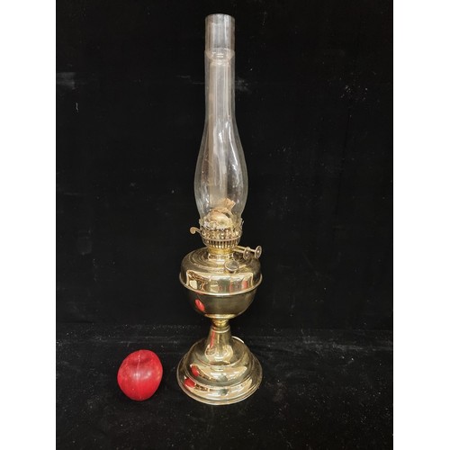 189 - A beautifully polished brass oil lamp with bevelled base and high quality duplex fittings in working... 