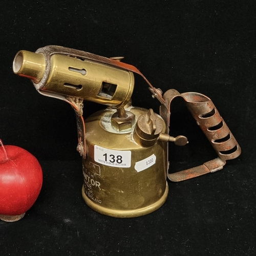 138 - A brass paraffin blowtorch by British brand Monitor in the no.25 series, in good aesthetic condition... 