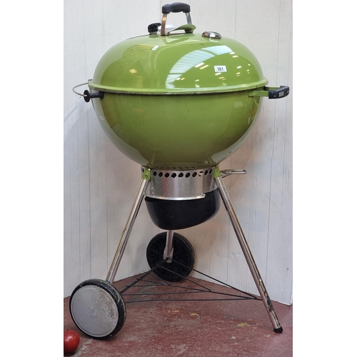 361 - A Weber Master-Touch charcoal BBQ with enamel body and thermometer gauge. RRP: €325 on thegardenhous... 