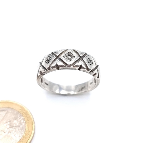 48 - An antique gentleman's sterling silver Diamond ring, with features cross over channel mount. Ring si... 